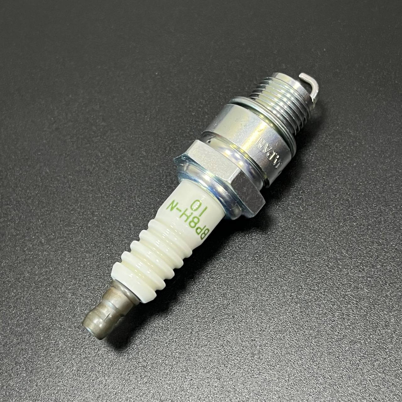 картинка Свеча зажигания BP8HN-10 (33-816737Q) (Quicksilver)