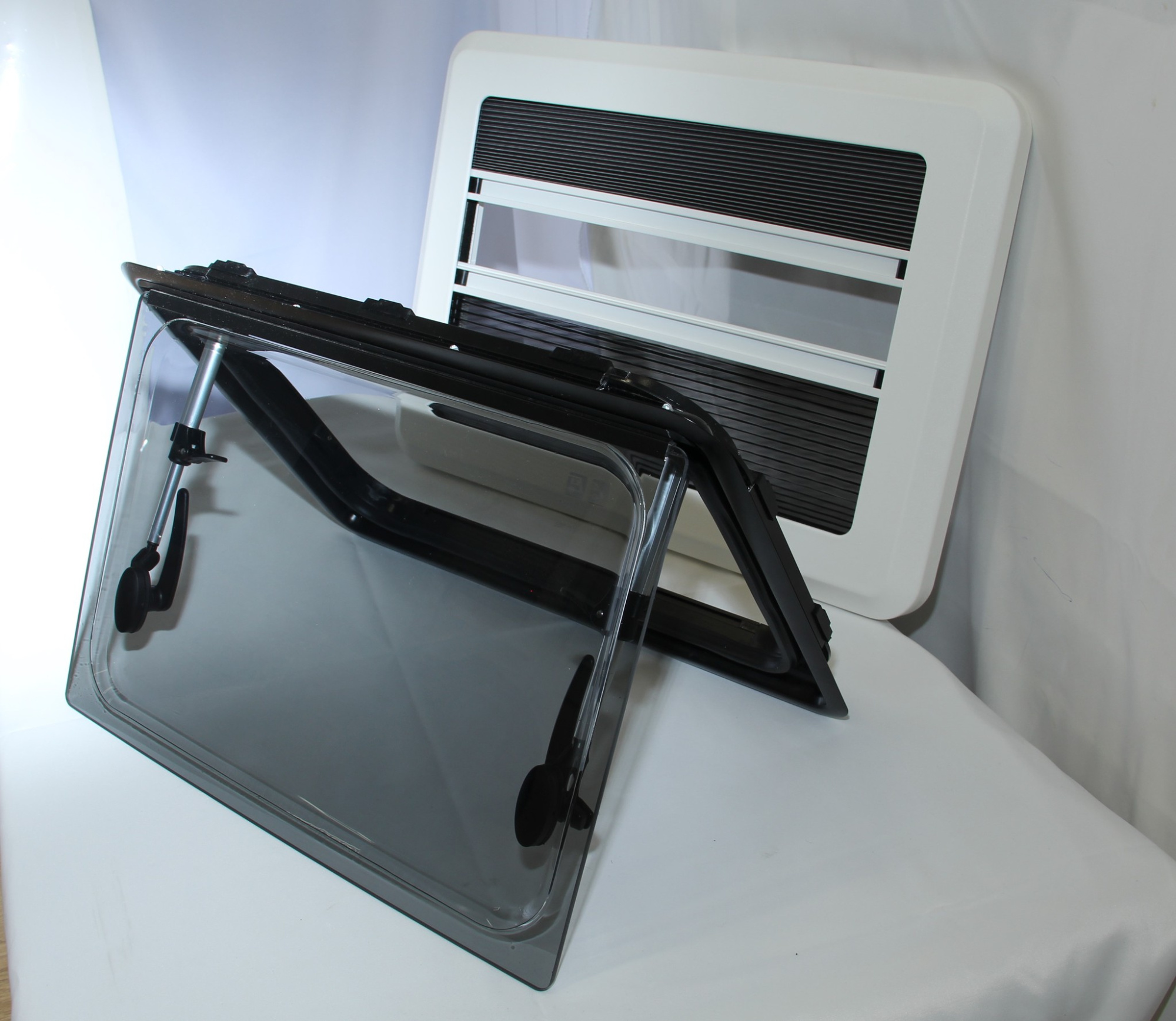 картинка Окно откидное Mobile Comfort W9060R  900x600мм, штора рулонная, антимоскитка