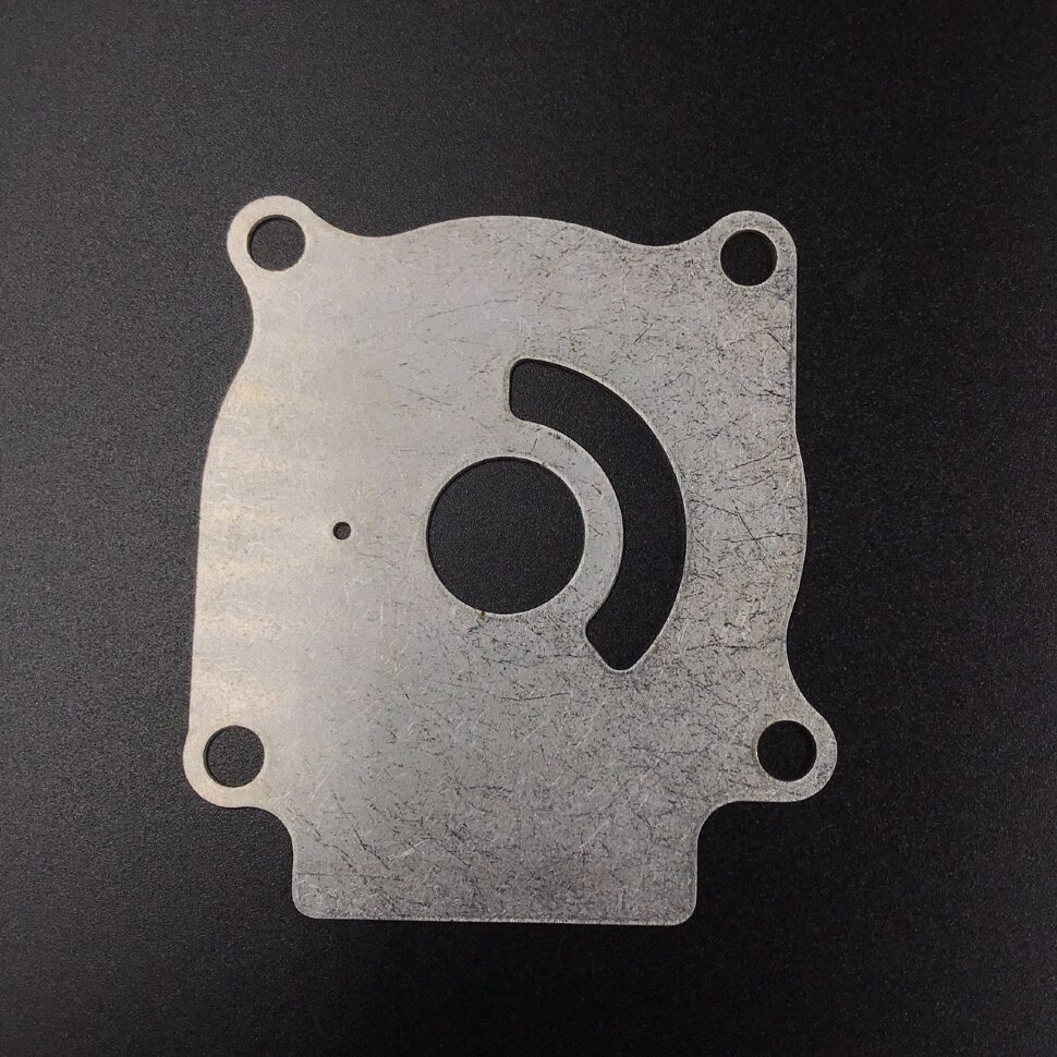 картинка Пластина помпы охлаждения Suzuki DT20-40, DF25-50 (Suzuki)