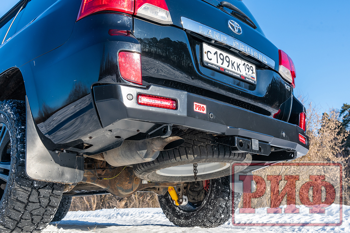 картинка Бампер задний РИФ Toyota Land Cruiser 200 2007-2012 с квадратом под фаркоп и фонарями