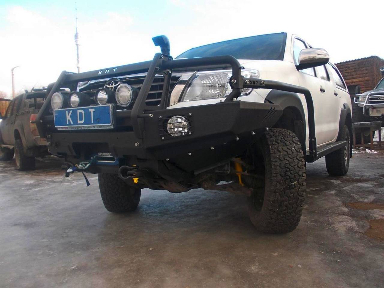 картинка Бампер передний KDT без кенгурина для Toyota Hilux III поколения лифт 50-75мм