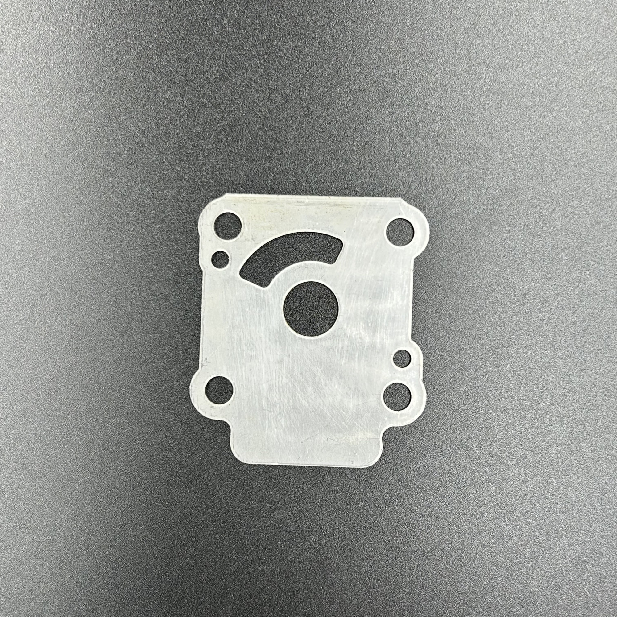 картинка Пластина помпы охлаждения Tohatsu 8-9.8, MFS8 (98A-801030) (WUHU)