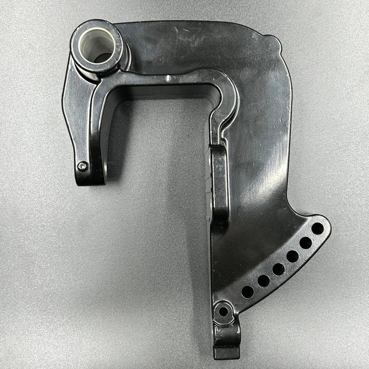 картинка Струбцина станины левая Tohatsu 9.9-18 (3G2Q62113) (YUELANG)