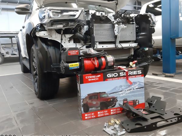 картинка Toyota Hilux 2020- (рестайлинг) Установочный комплект с лебедкой COMEUP GIO100s