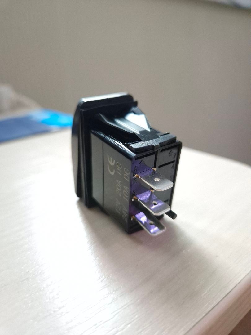 картинка Переключатель трехпозиционный ON-OFF-ON 12 В/20А 3Р