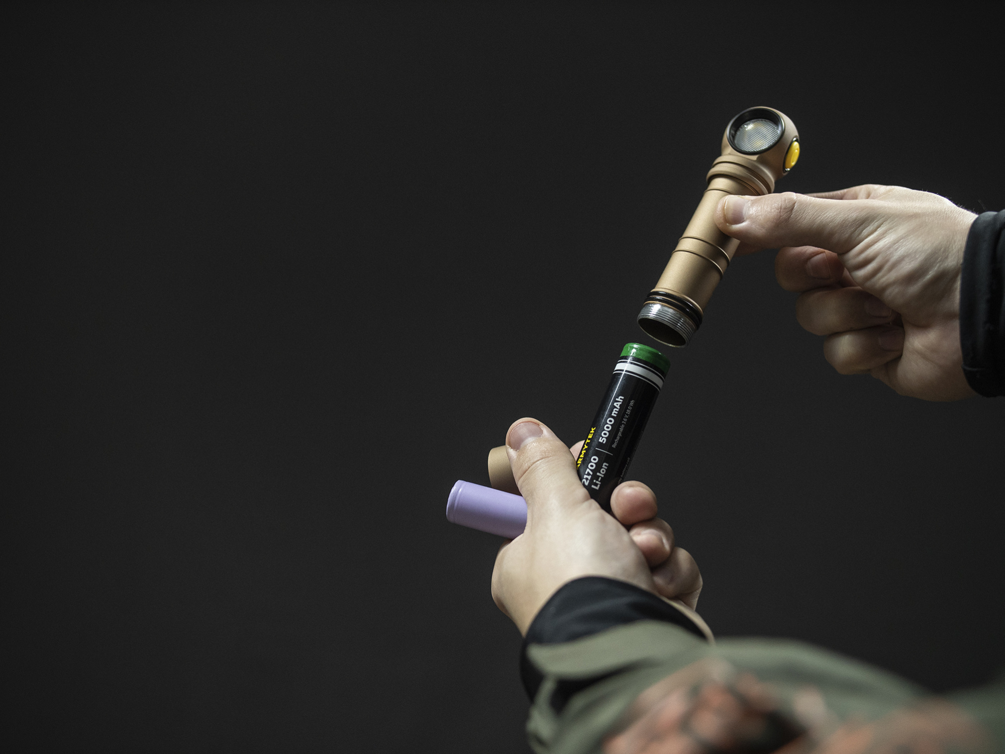 картинка Фонарь налобный Armytek Wizard C2 Pro Max White (Sand)
