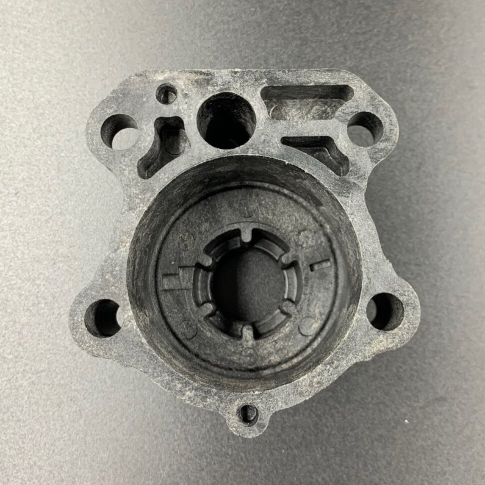 картинка Корпус помпы охлаждения Yamaha F75-100 (Yamaha)