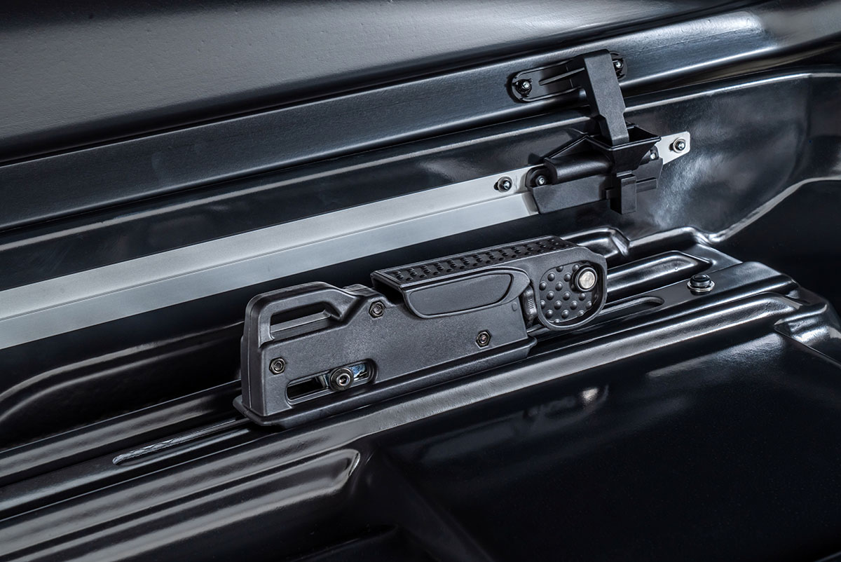 картинка Бокс автомобильный на крышу Pentair COBRA 390L черный глянец, двусторонний