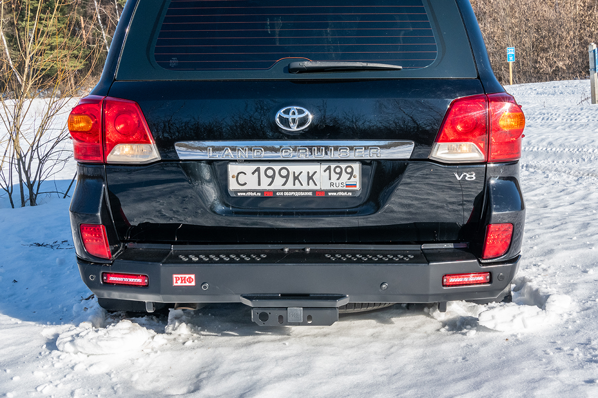 картинка Бампер задний РИФ Toyota Land Cruiser 200 2007-2012 с квадратом под фаркоп и фонарями