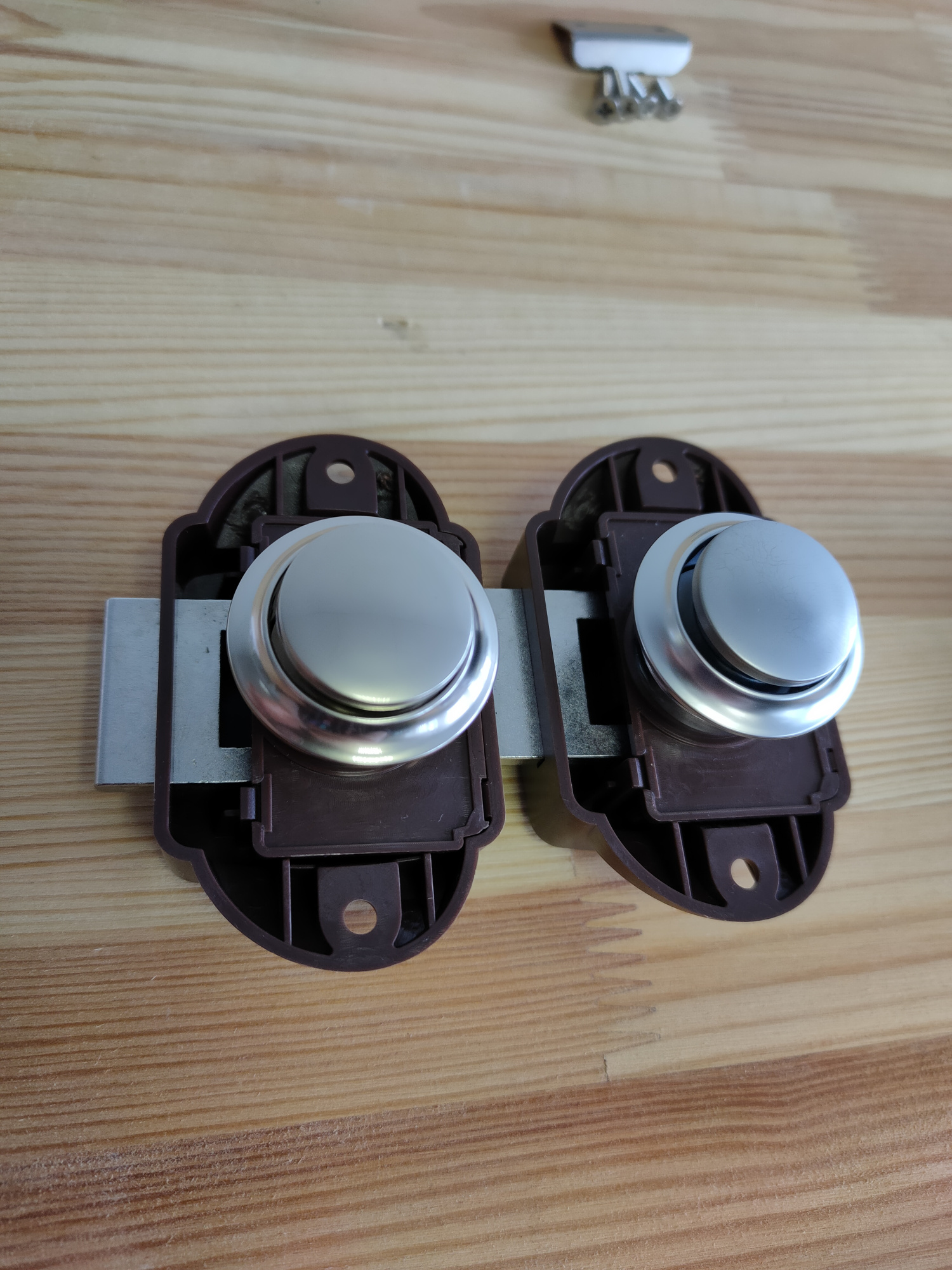 картинка Кнопка-замок мебельный BL01N-BN коричневый (кнопка шампань)