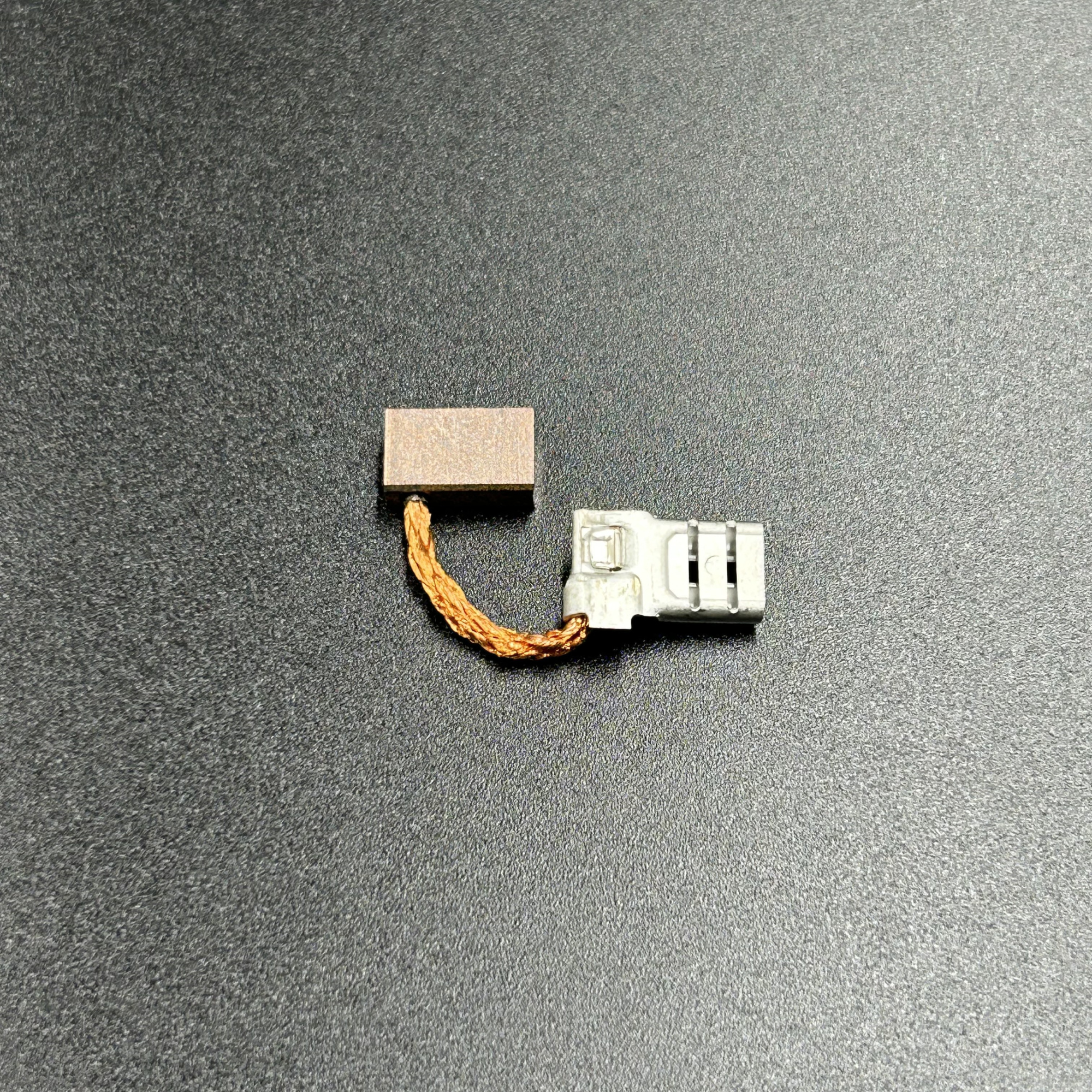 картинка Щетка мотора гидравлики Yamaha F40-60 (Yamaha)