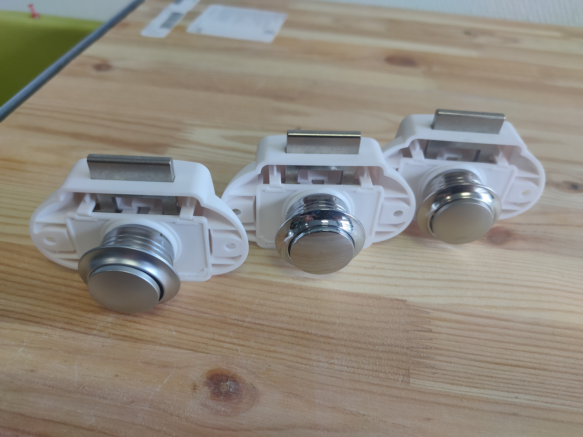 картинка Кнопка-замок мебельный BL01N-WC белый (кнопка серебро)