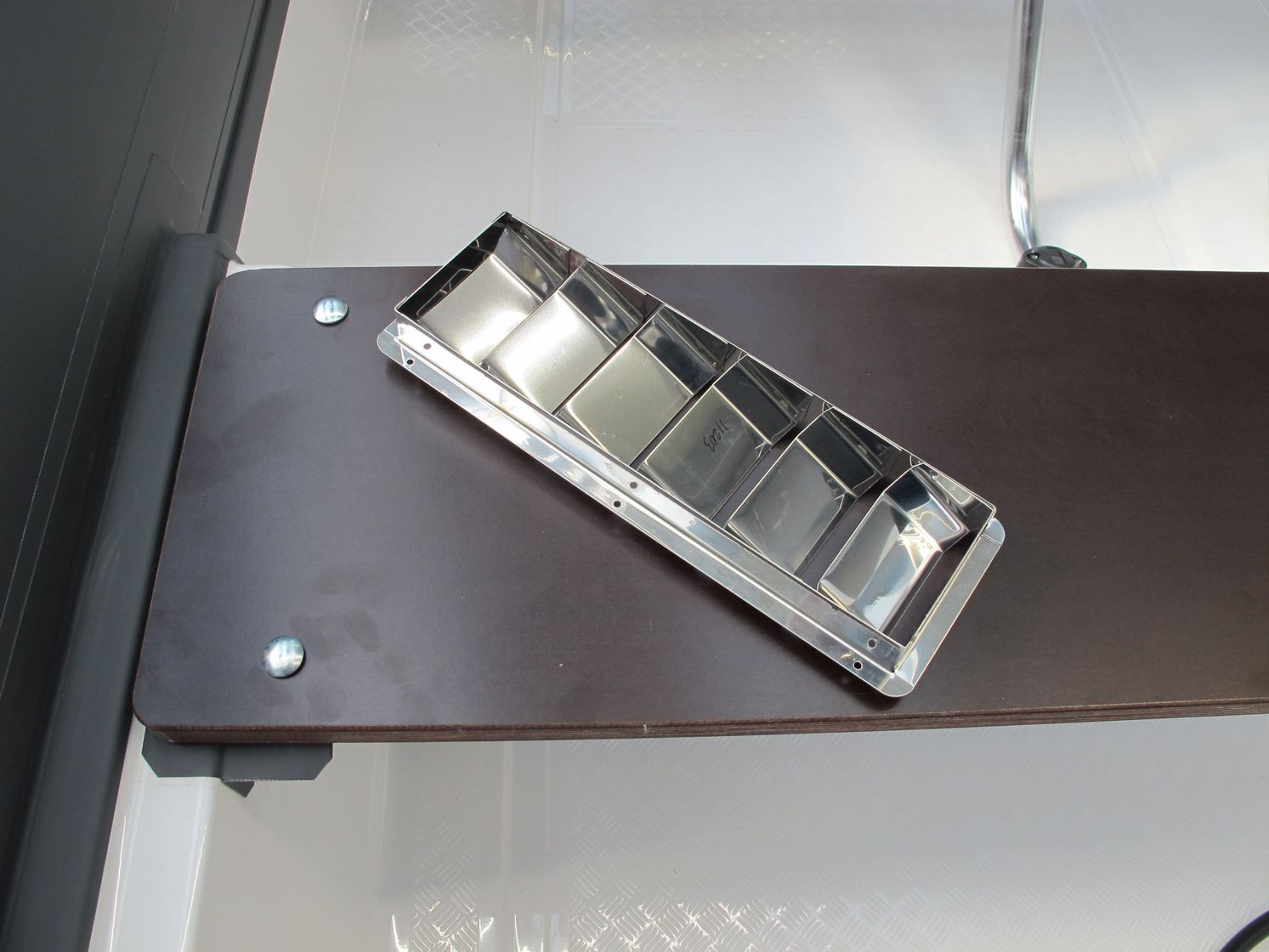 картинка Решетка воздухозаборника 325х112х27 мм