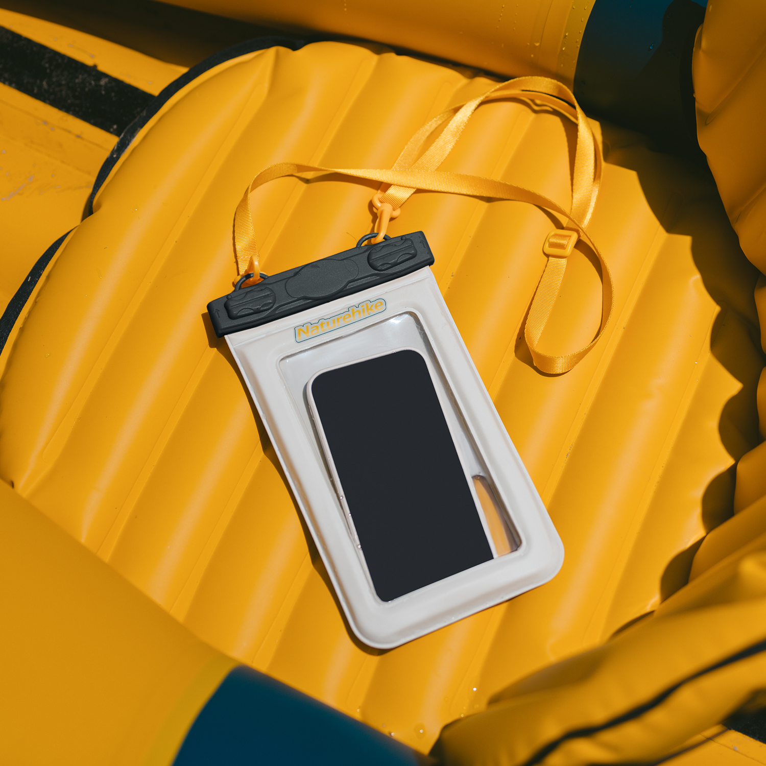 картинка Гермочехол Naturehike плоский для телефона 23х13,5 см., бело-зеленый