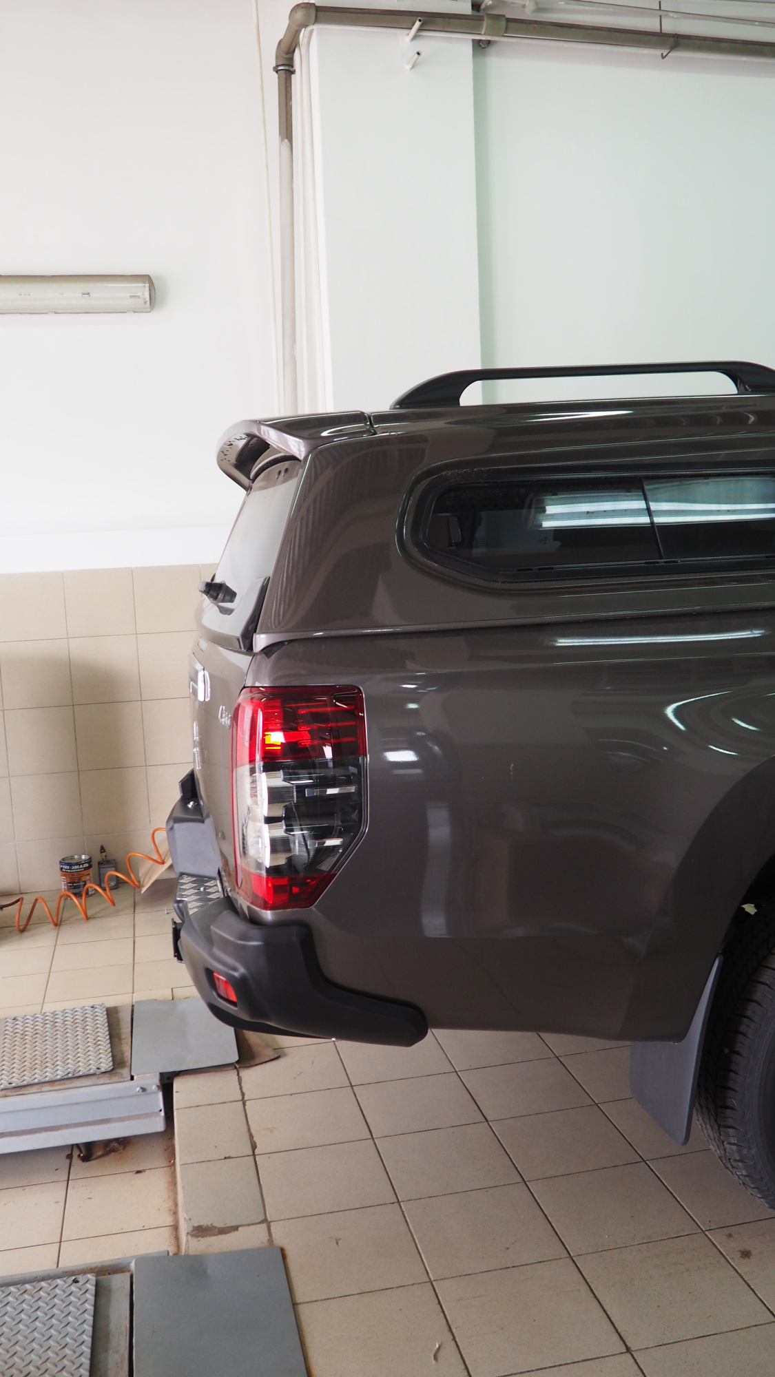 картинка Бампер задний Mitsubishi L200 2018- (чёрный) АВС-Дизайн