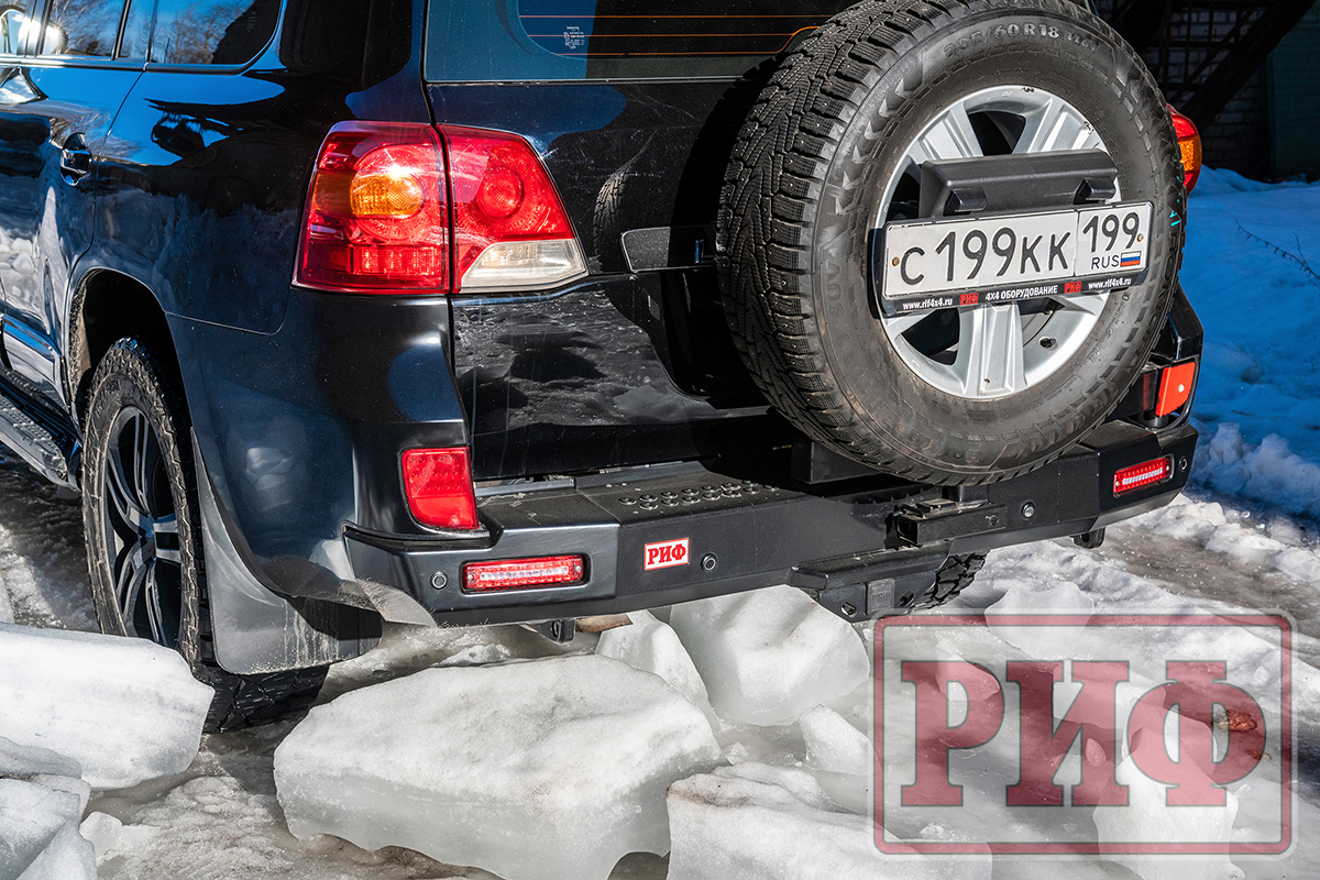картинка Бампер задний РИФ Toyota Land Cruiser 200 2013-2015 с квадратом под фаркоп, калиткой, фонарями, подс
