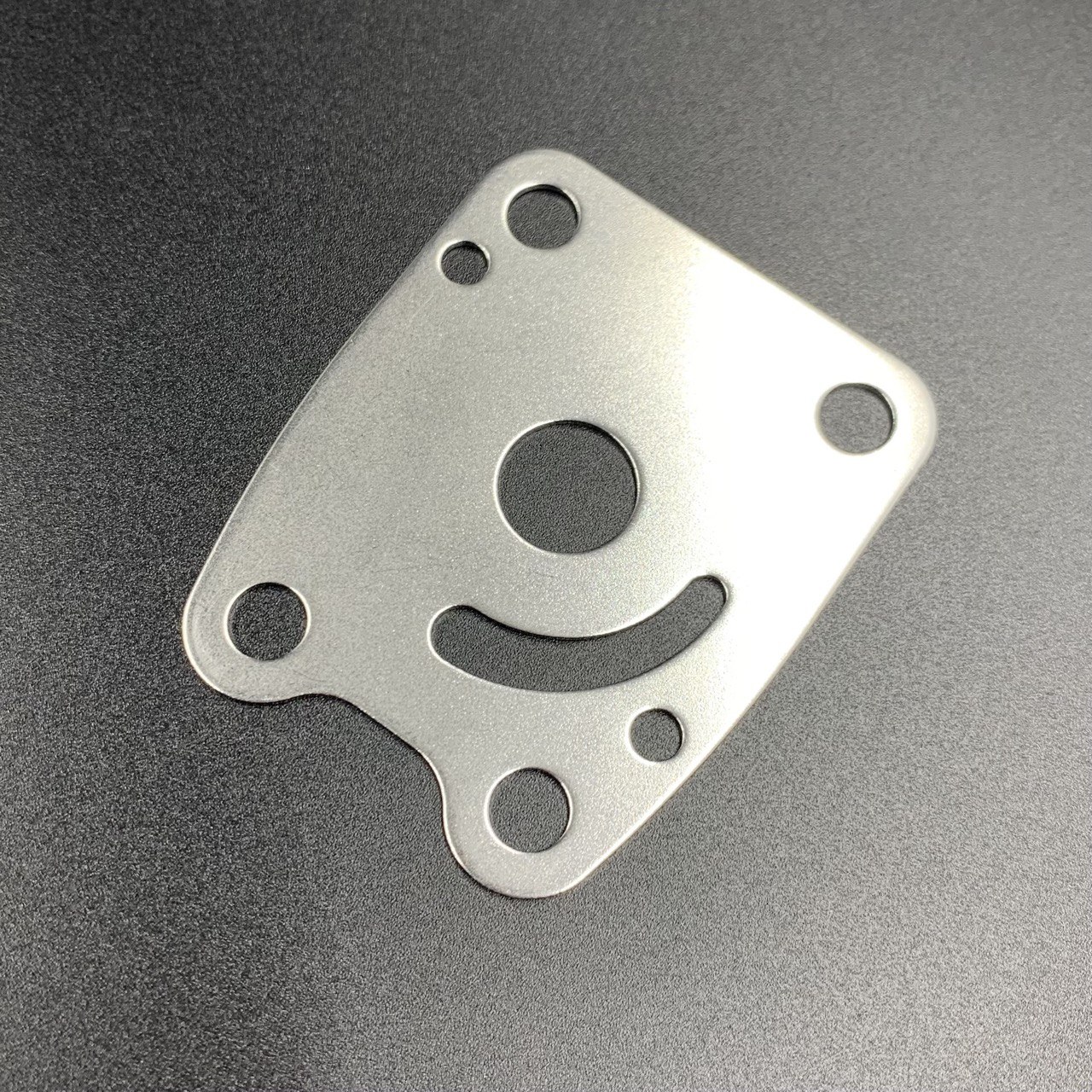 картинка Пластина помпы охлаждения Yamaha F4-6 (6EE-G4323-00) (Omax)