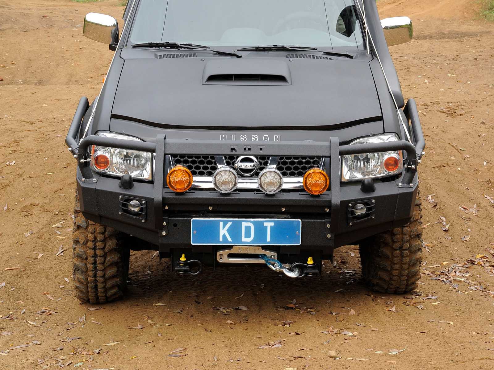 картинка Бампер передний KDT без кенгурина с местами под ПТФ 2шт. Valeo III поколения для Nissan NP300 лифт 0