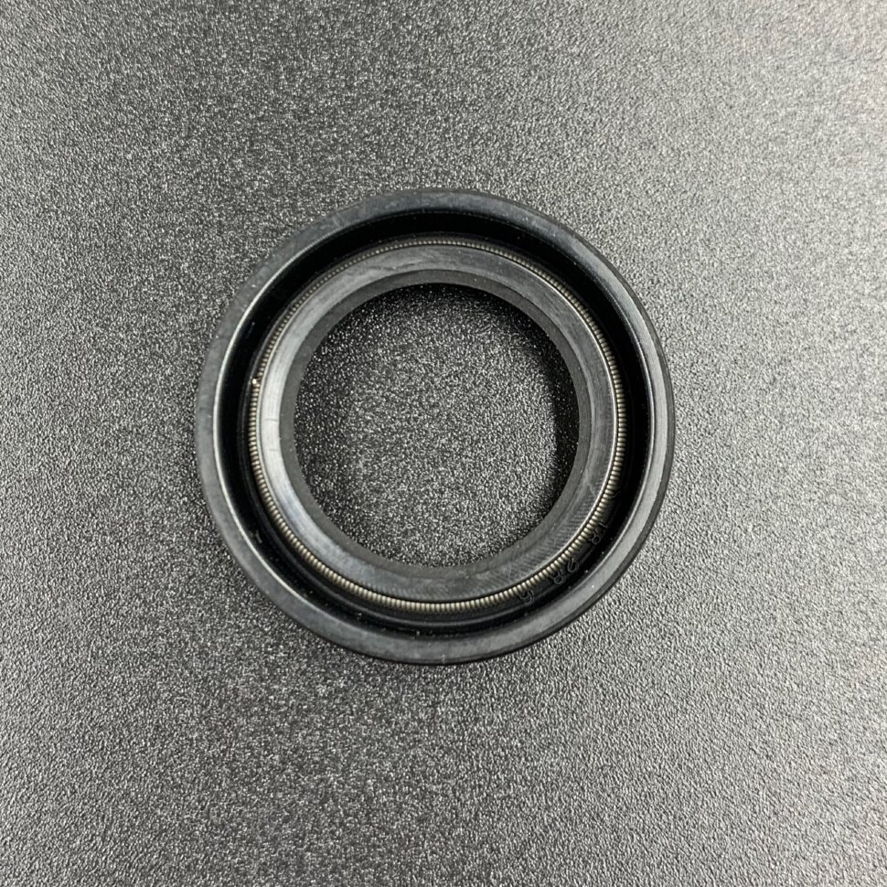 картинка Сальник редуктора Yamaha 8 (ENDURO) (93101-18050) (18x28x6) (Omax)