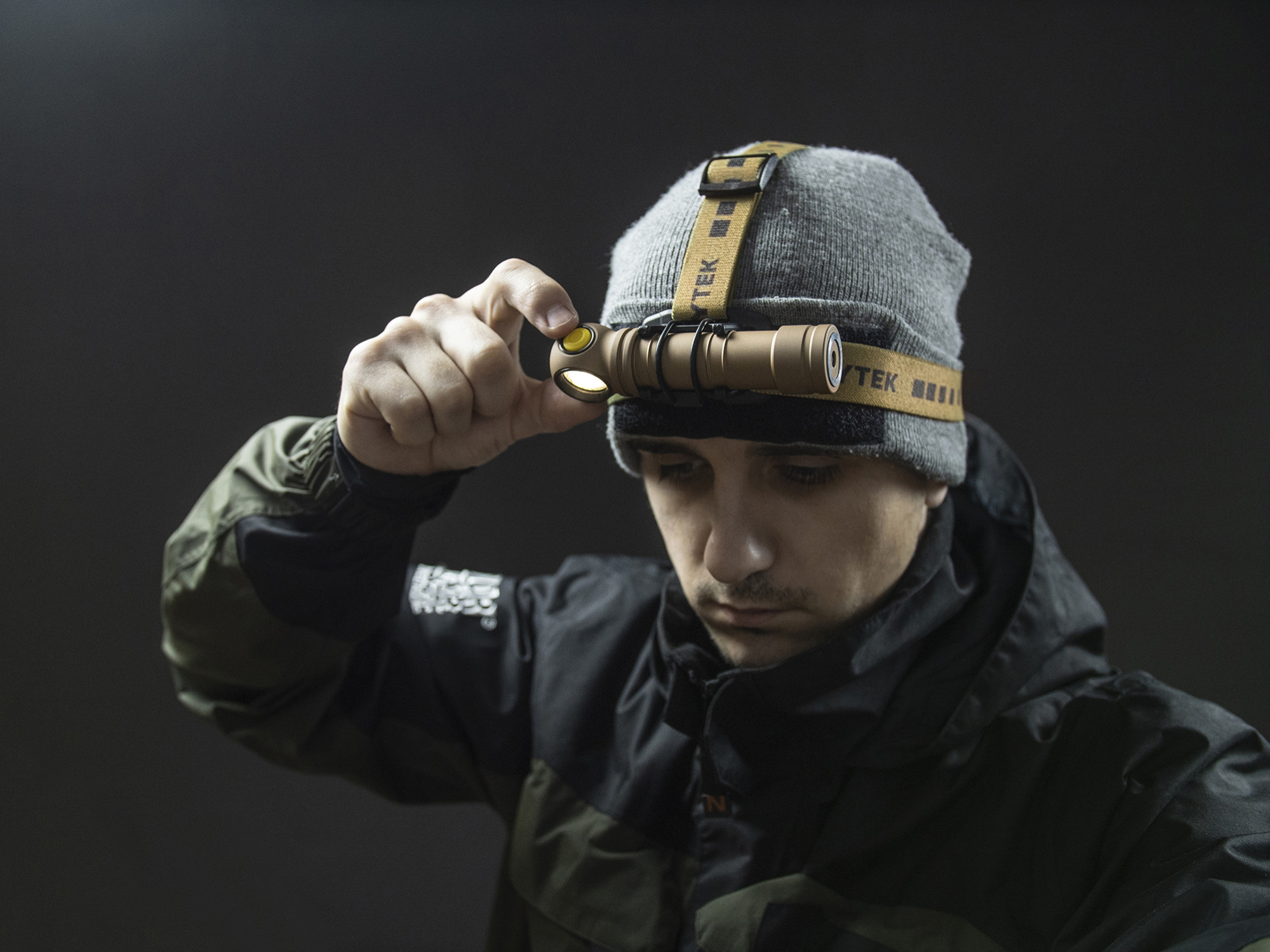 картинка Фонарь налобный Armytek Wizard C2 Pro Max White (Sand)