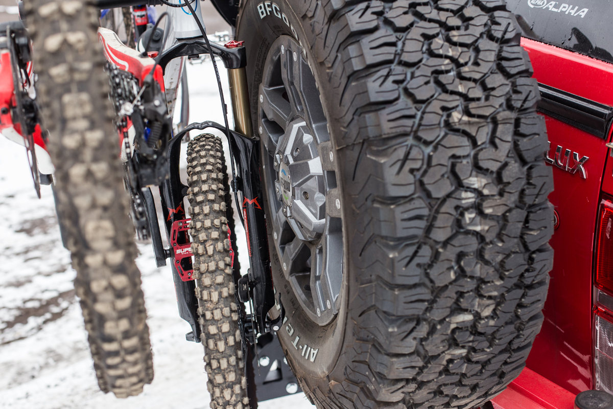 картинка Велобагажник РИФ в квадрат для фаркопа на 3 велосипеда