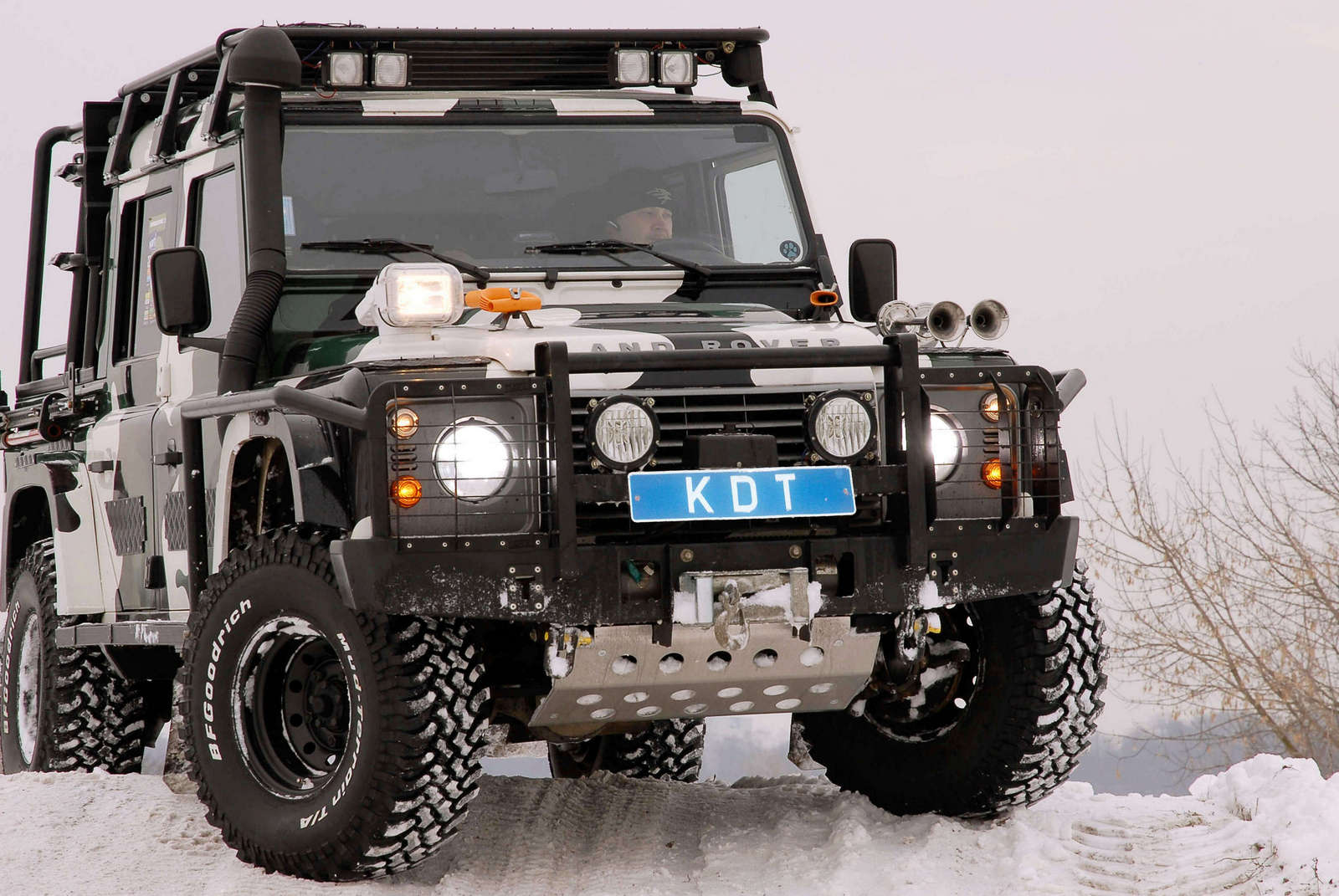 картинка Защита передней оптики KDT для Land Rover Defender 110/90