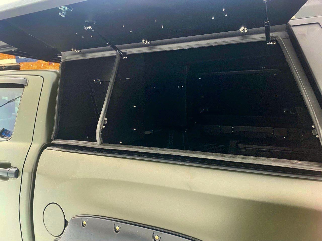 картинка Кунг алюминиевый для Toyota Tundra Crew Max (с 2021 г.в.) 3 двери — KDT 2228IL