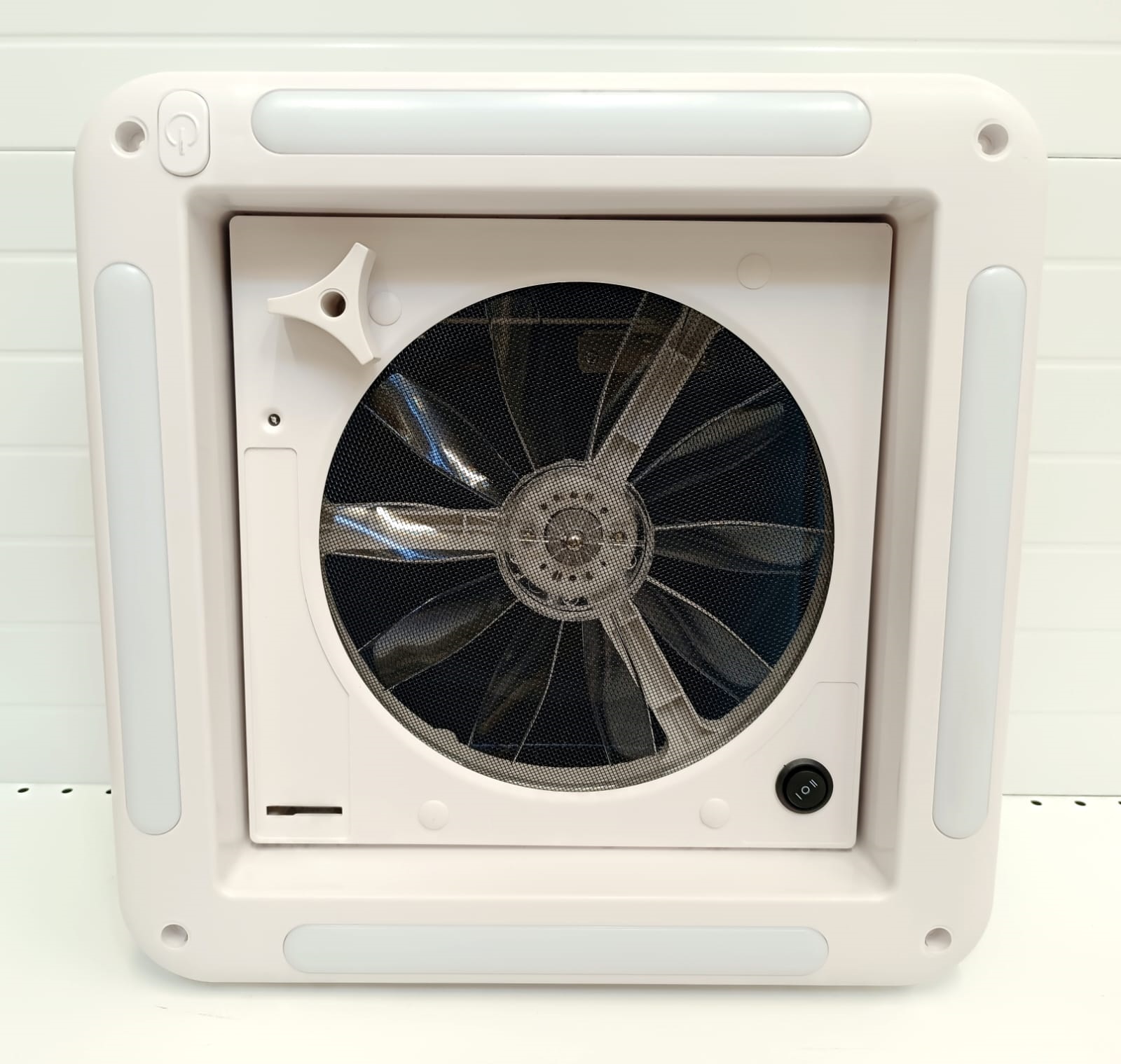 картинка Люк накрышный Mobile Comfort H2828, 280x280мм с вентилятором 12V