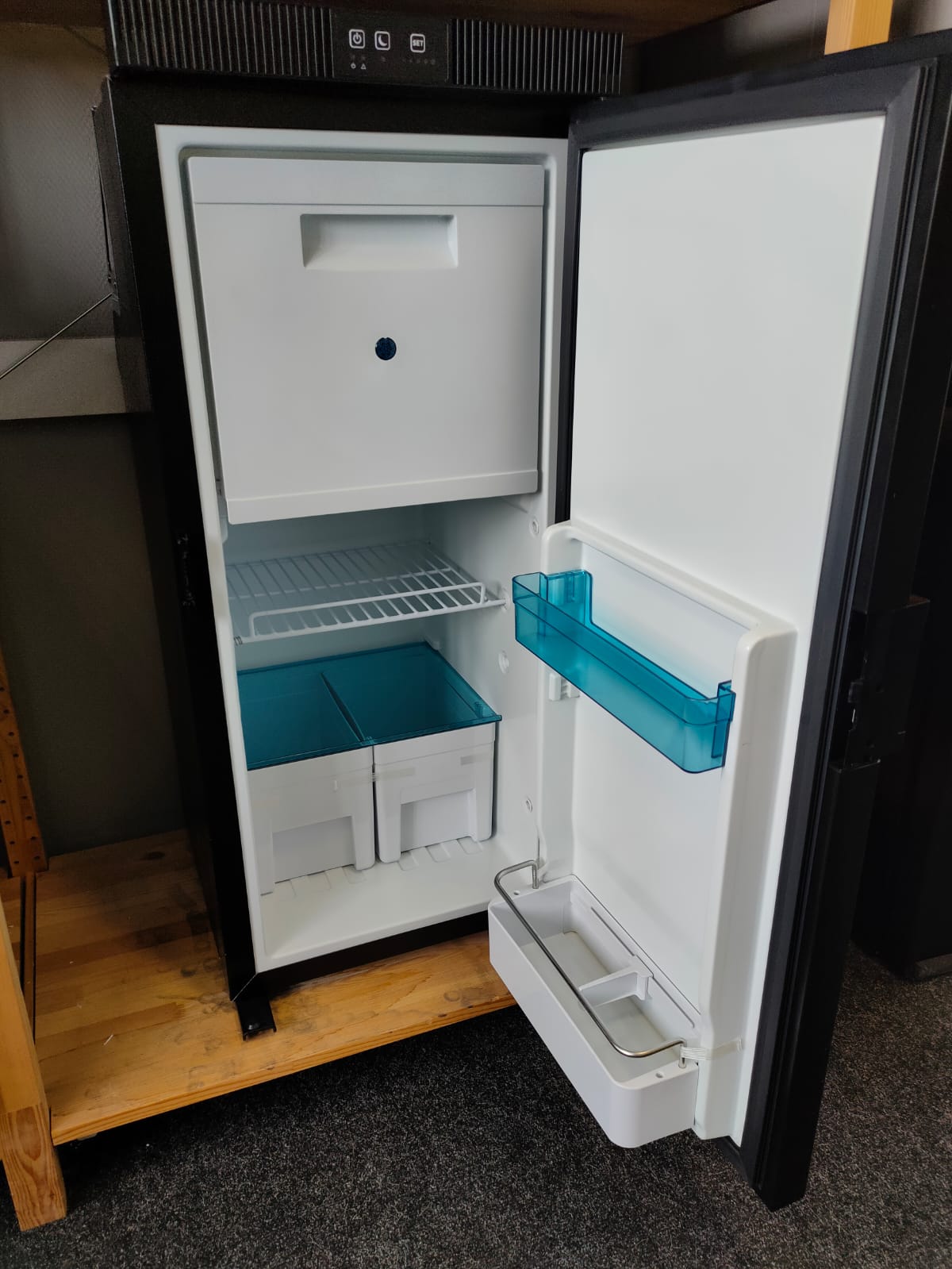 картинка Холодильник встраиваемый компрессорный Sanjo RCN90L (12/24В)