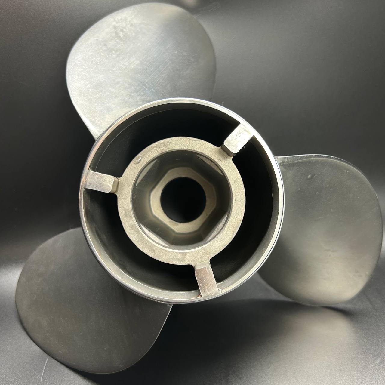 картинка Гребной винт Mercury VENGEANCE (13-1/2х23R) Стальной