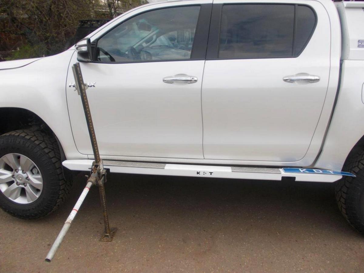 картинка Пороги силовые KDT для Toyota Hilux II поколения алюминий