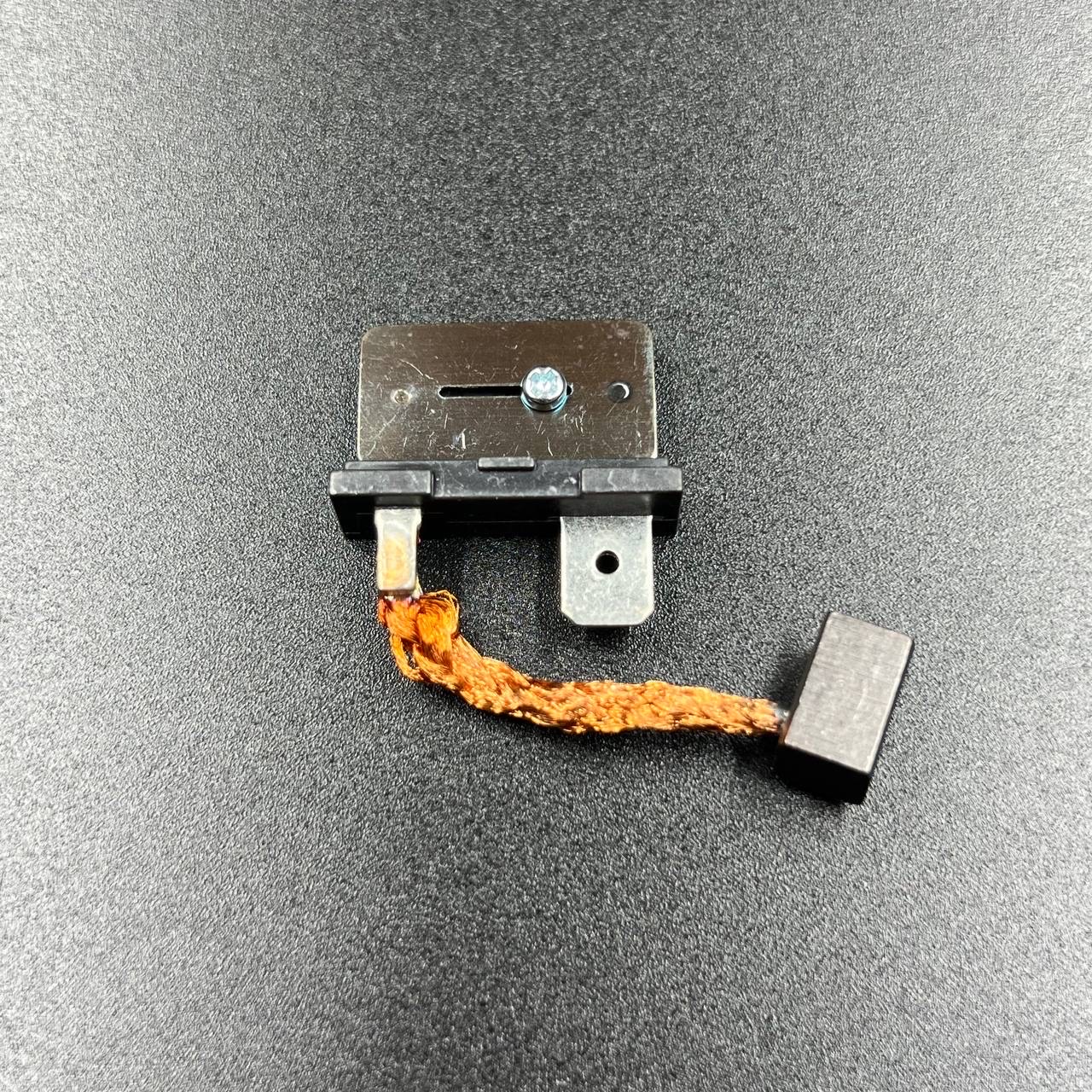 картинка Щетка мотора гидроподьема Suzuki DF40A-60A (Suzuki)