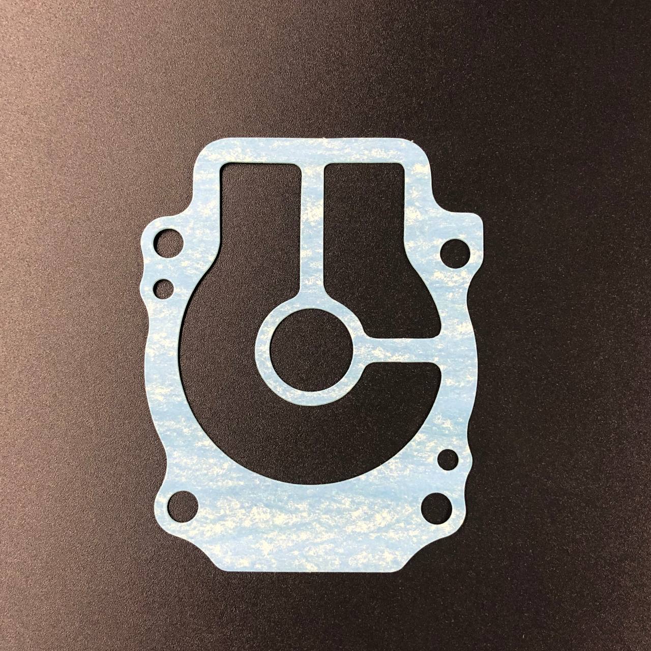 картинка Прокладка пластины помпы Suzuki DF25-30(A) (Suzuki)