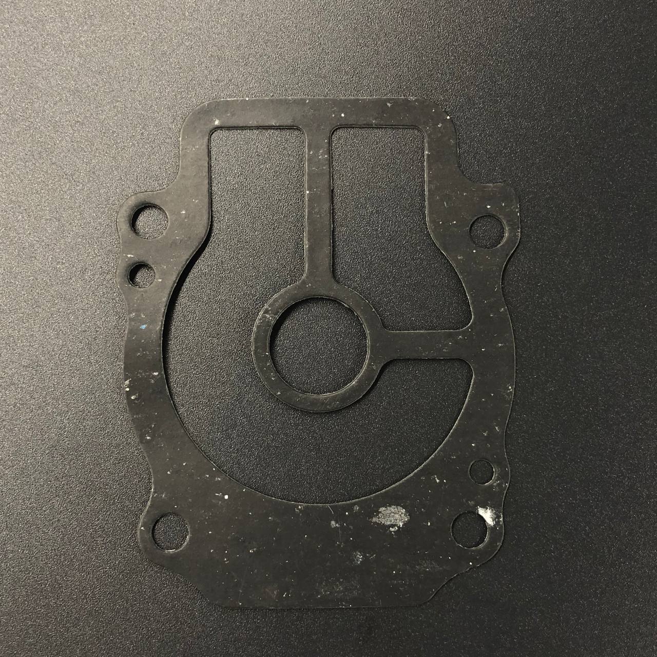 картинка Прокладка под пластину помпы охлаждения Suzuki DF25-30(A) (Omax)