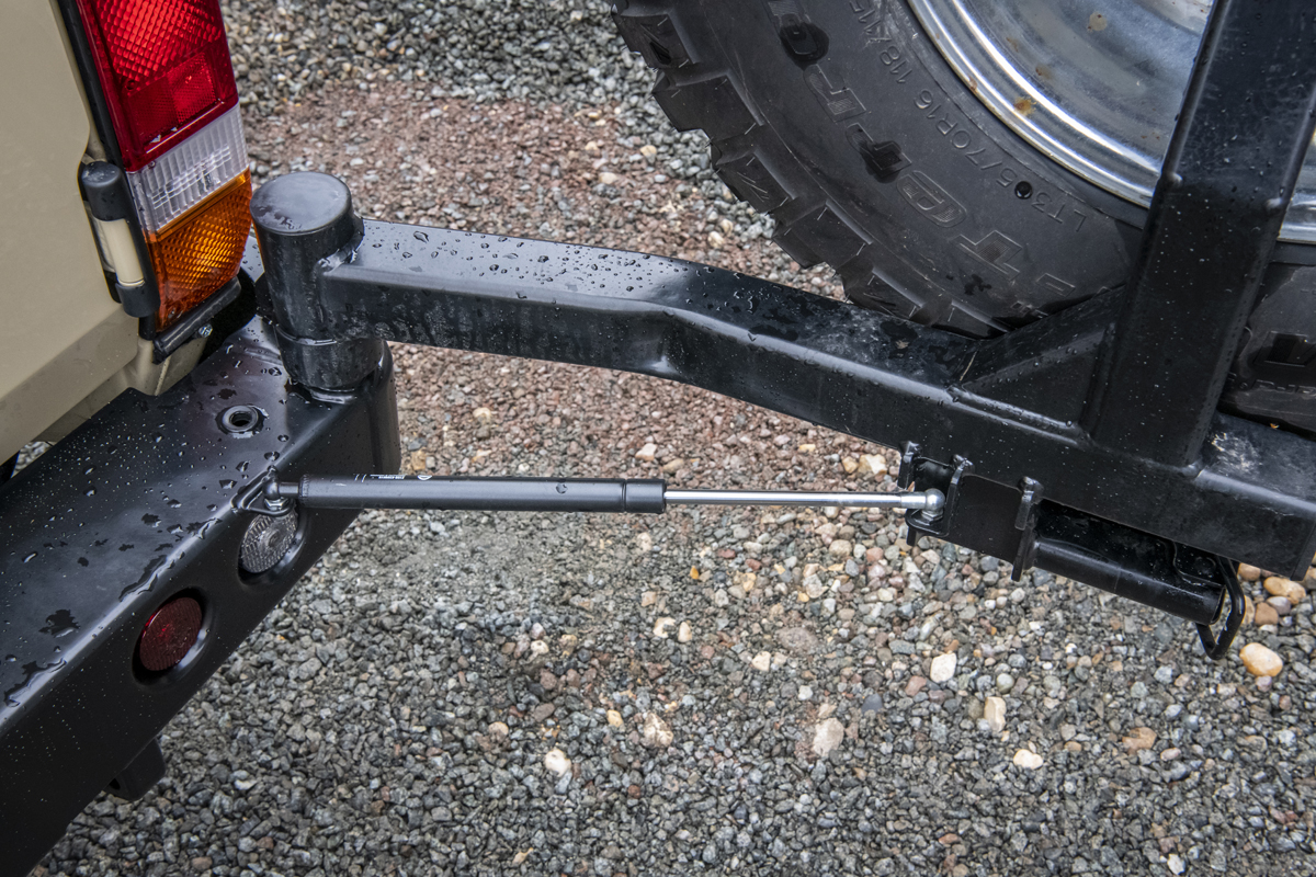 картинка Бампер задний РИФ Toyota Land Cruiser 78 с квадратом под фаркоп, калиткой и фонарями