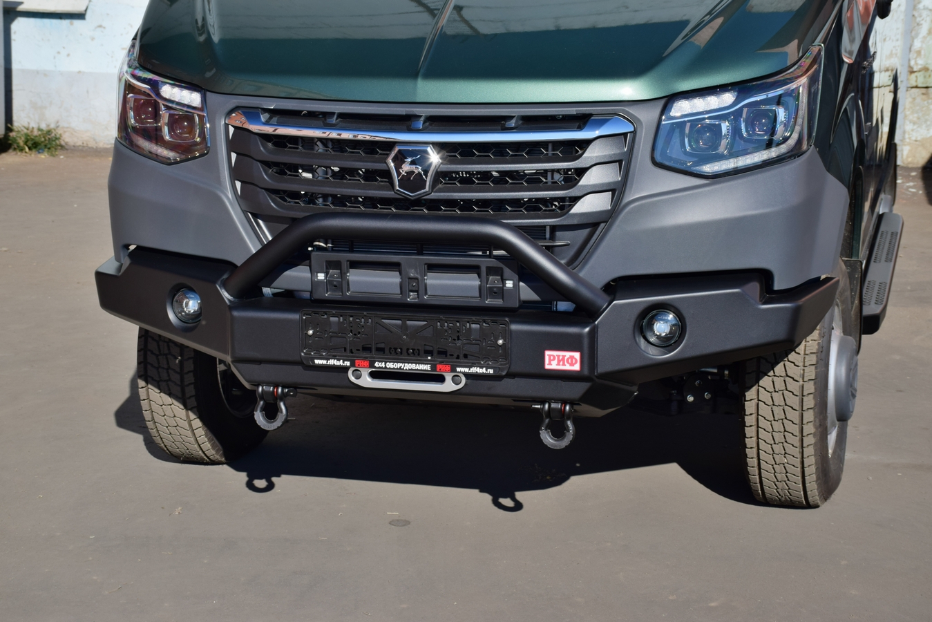 картинка Бампер силовой передний ГАЗ Соболь NN штатные фары, с дугой, стандарт