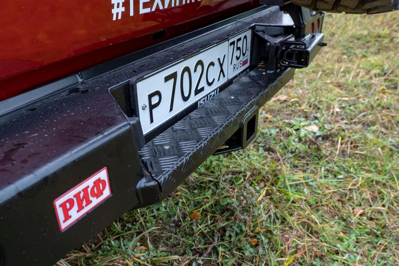 картинка Бампер задний РИФ Isuzu D-MAX с квадратом под фаркоп, калиткой и фонарями, стандарт