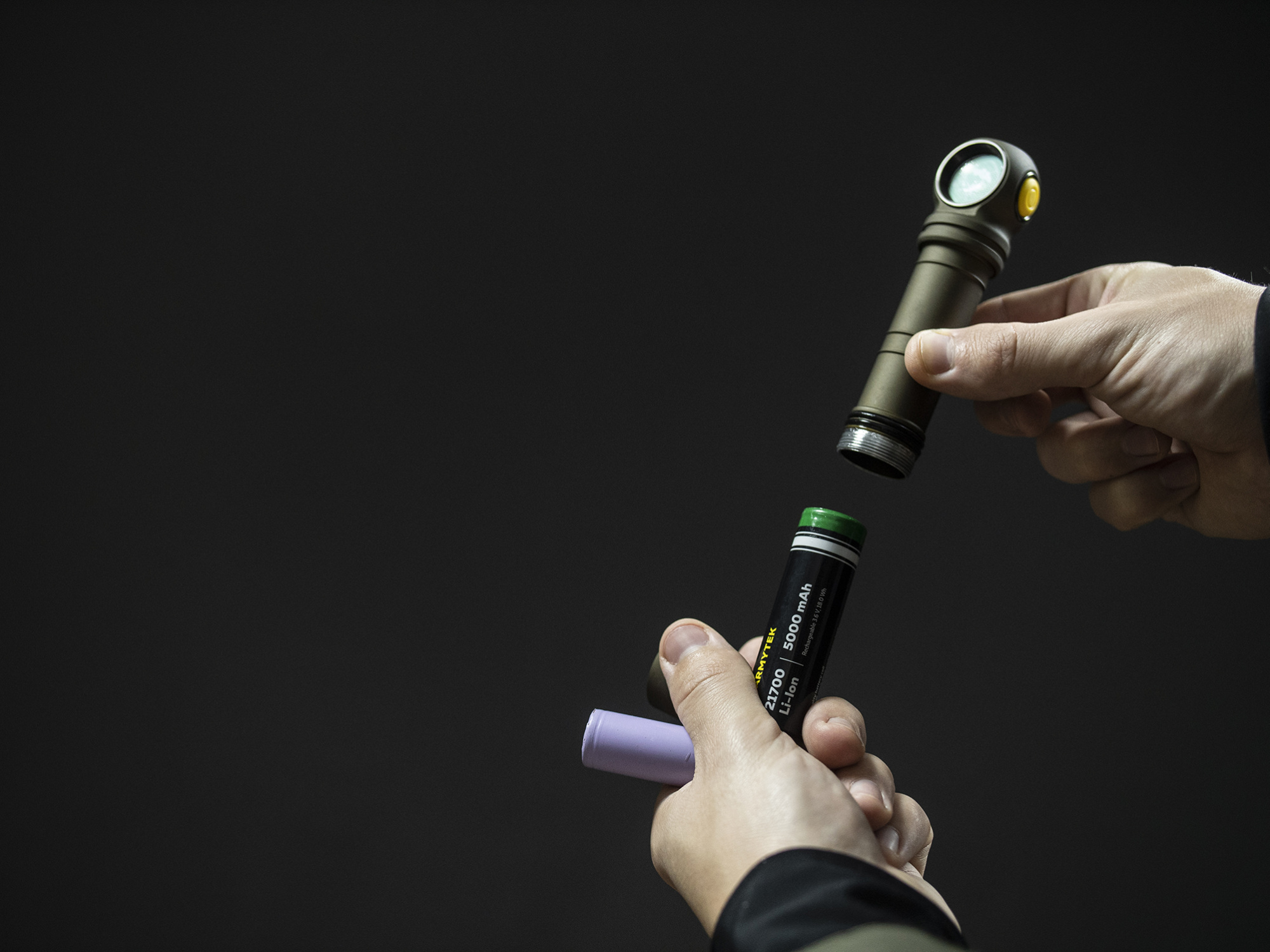 картинка Фонарь налобный Armytek Wizard C2 Pro Max White (Olive)