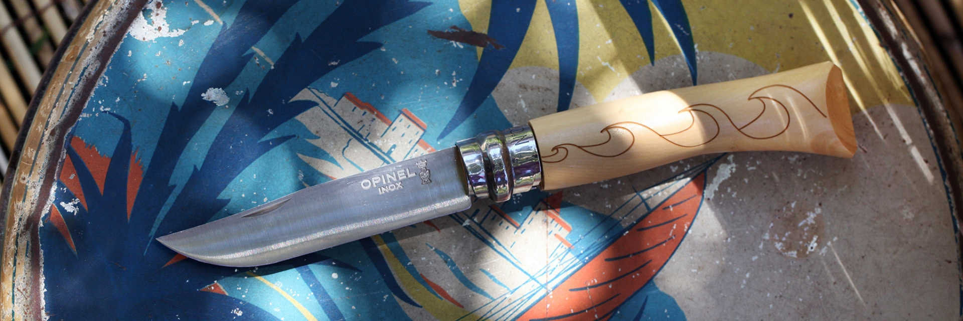 картинка Нож Opinel №7 Nature, нержавеющая сталь, рукоять самшит, гравировка волны, 001552