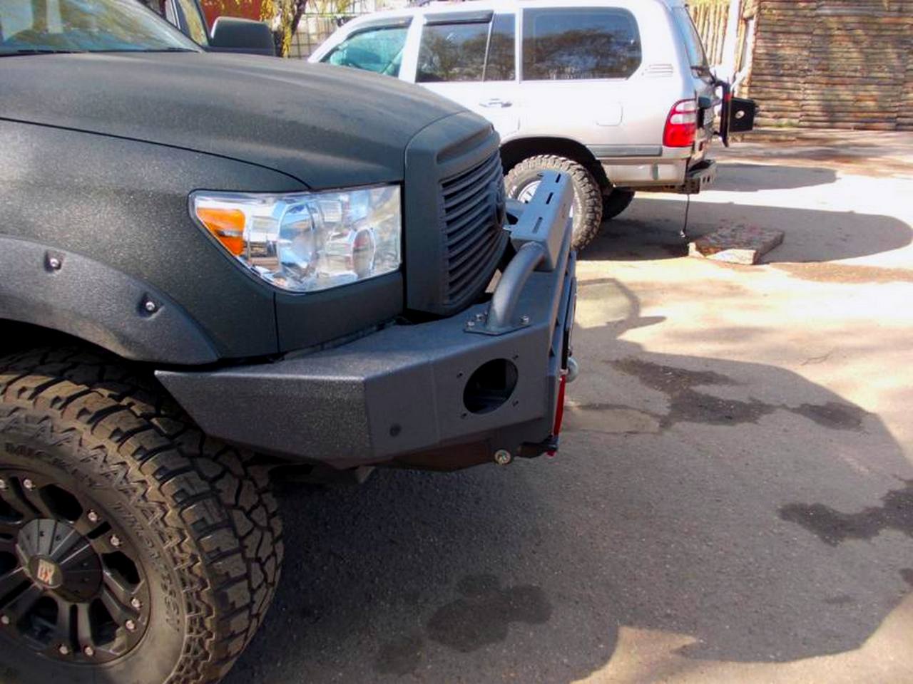 картинка Бампер передний KDT с местами под штатные ПТФ III поколения Tundra