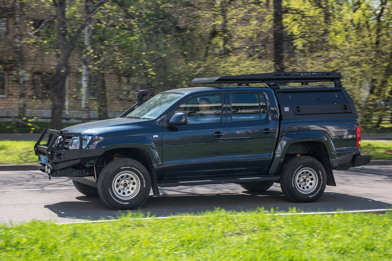 картинка Бампер передний KDT без кенгурина с местами под штатные ПТФ для Volkswagen Amarok лифт 0-50мм