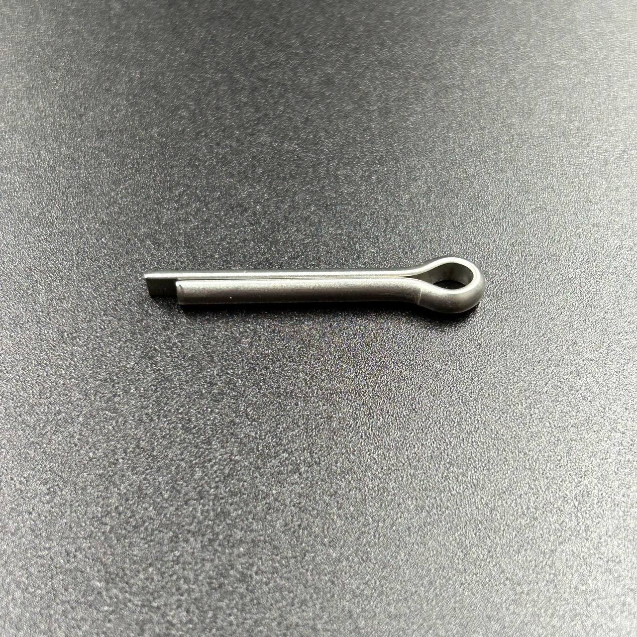 картинка Шплинт фиксации гайки гребного винта Suzuki DF4-300;DT4-225 (Suzuki)