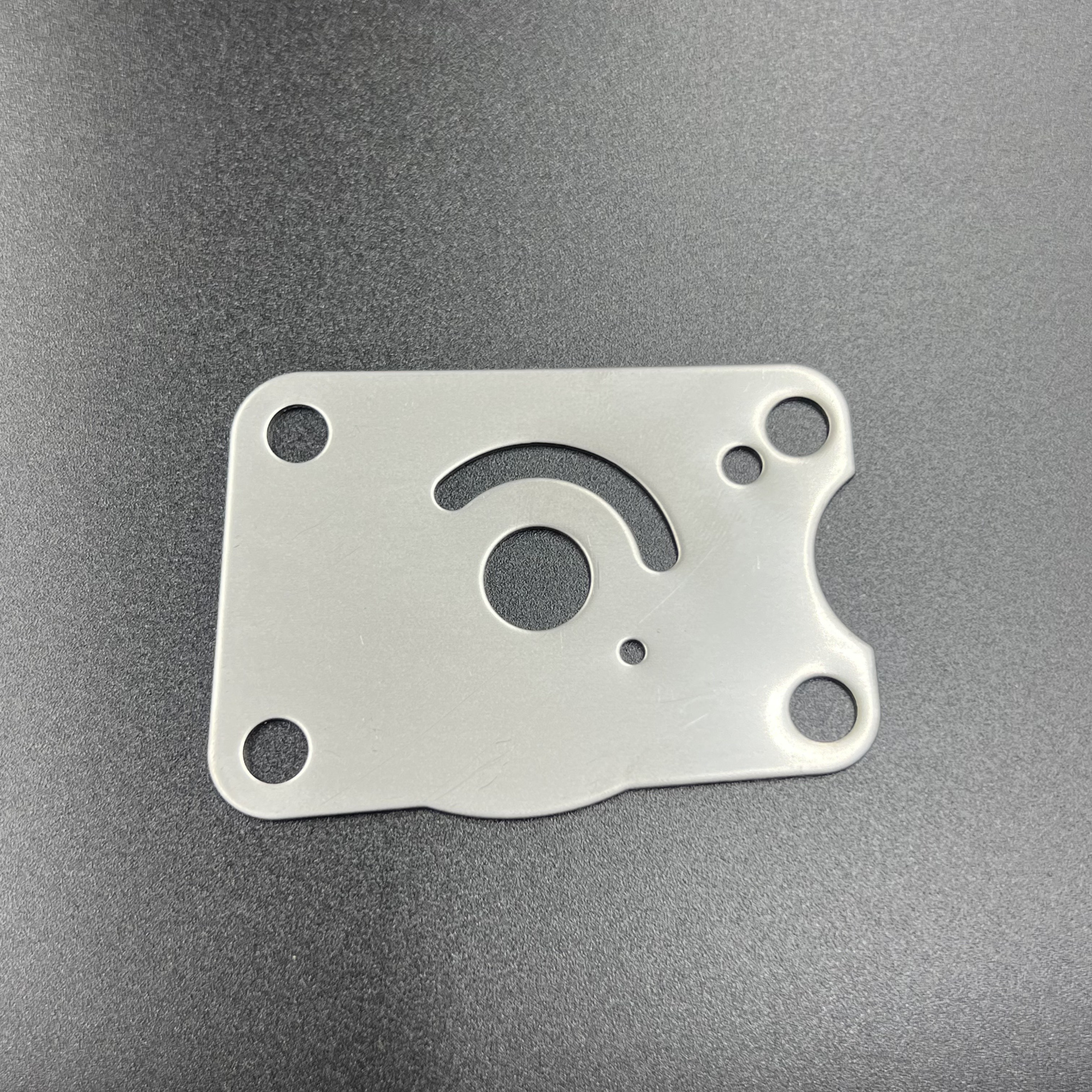 картинка Пластина помпы охлаждения Suzuki DF4-6, DF4-6(A) (KACAWA)