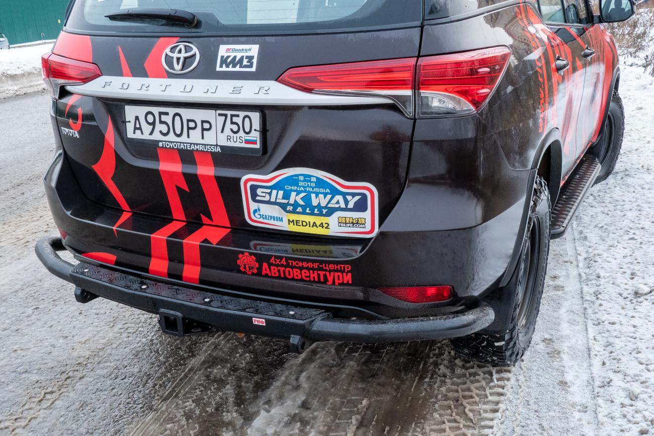 картинка Бампер задний РИФ силовой Toyota Fortuner 2015+ c квадратом под фаркоп