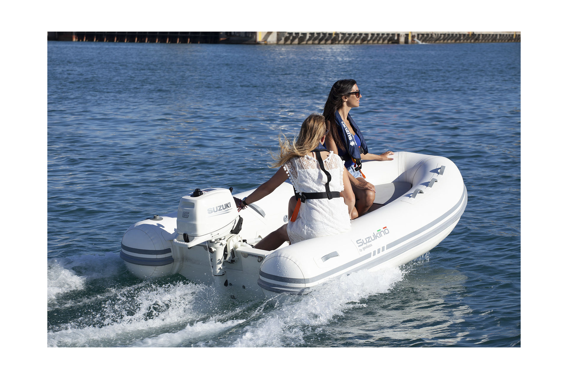 картинка Мотор лодочный Suzuki DF6AS, белый