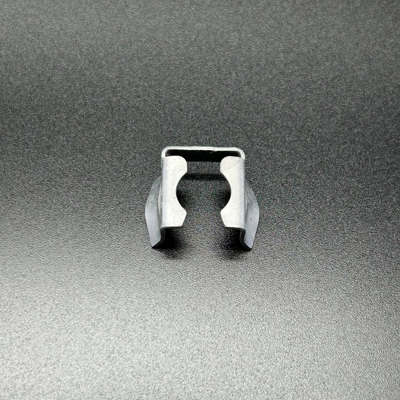 картинка Скоба крепления инжектора стальная RETAINER-INJECTOR (Quicksilver)