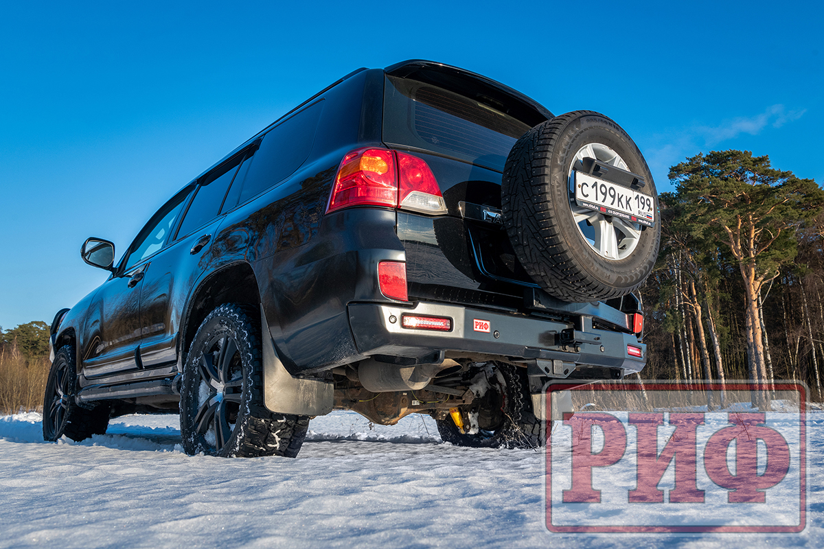 картинка Бампер задний РИФ Toyota Land Cruiser 200 2013-2015 с квадратом под фаркоп, калиткой, фонарями, подс