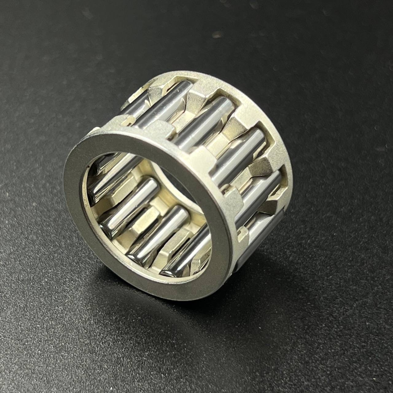 картинка Подшипник шатунный Tohatsu 25-30 (20x28x18) (Kacawa)