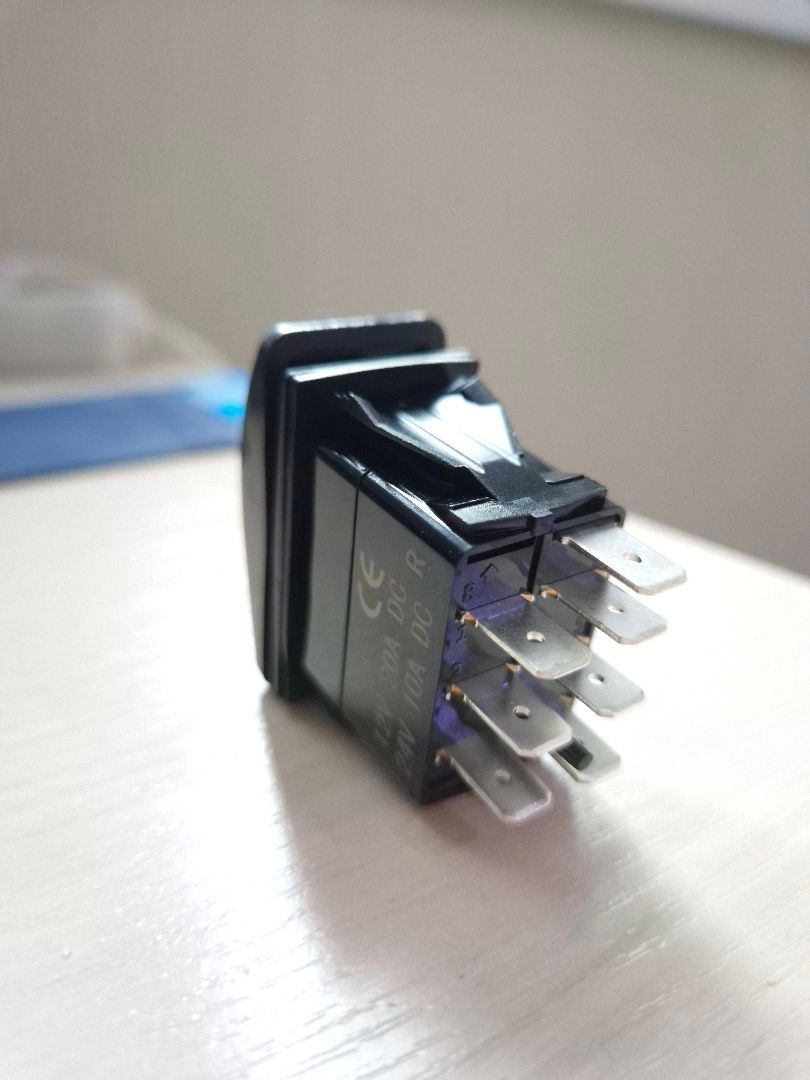 картинка Переключатель трехпозиционный (ON)-OFF-(ON) 12В/20А 7р с подсветкой