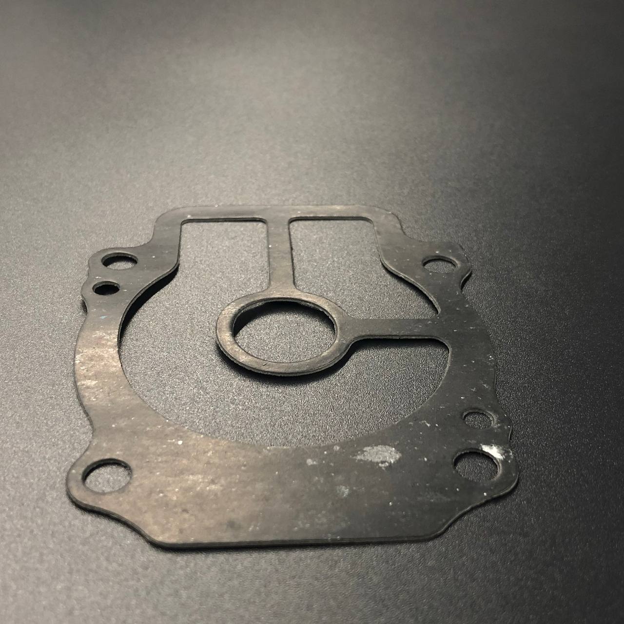 картинка Прокладка под пластину помпы охлаждения Suzuki DF25-30(A) (Omax)